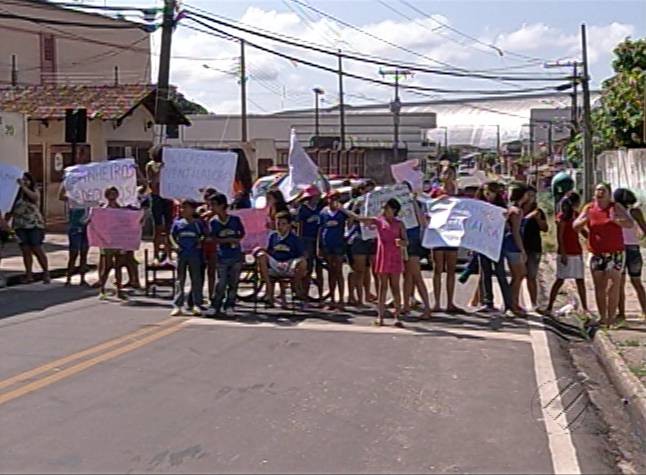 alunos una protesto ananindeua (Foto: Reprodução/TV Liberal)