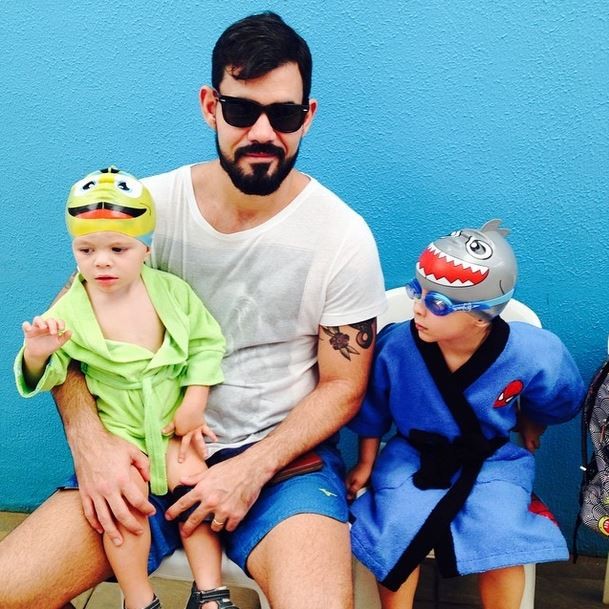 Juliano Cazarré e os filhos (Foto: Instagram/Reprodução)
