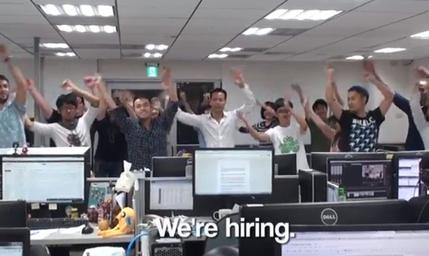 Após 'demissão dançante', empresa postou vídeo no qual funcionários dançam para dizer que companhia 'está contratando' (Foto: Reprodução/YouTube/NMAWorldEdition)