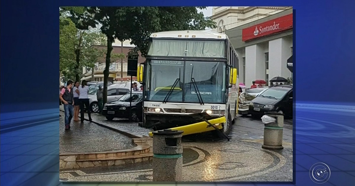 Ônibus perde freio e bate em oito carros parados em Tietê - Globo.com