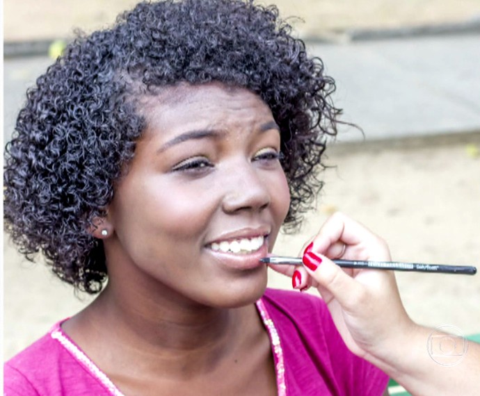 Patrícia fazendo a maquiagem para se transformar na modelo (Foto: TV Globo)