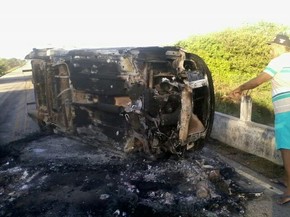Quadrilha incendiou carro para bloquear estrada  (Foto: Francisco Damião)