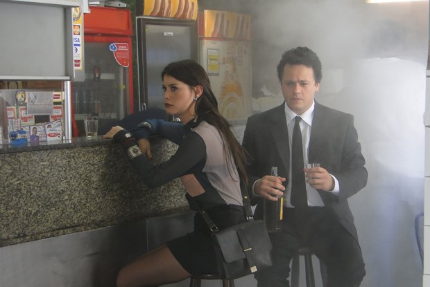 Alinne Morais e Danton gravam em bar carioca (Foto: TV Globo/Como aproveitar o fim do mundo)