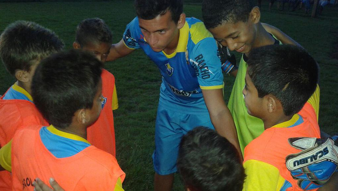 Em um ano existência, Escolinha de Futebol do Poconé atende 150 crianças da comunidade (Foto: Divulgação/ Poconé)