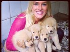 Momento fofura: Fiorella Mattheis posa com quatro cachorrinhos