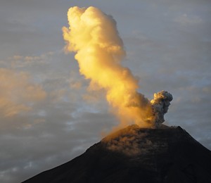 Erupção do vulcão Tungurahua, no Equador, em maio de 2010 (Foto: Patricio Realpe/LatinContent/Getty Images)