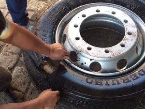 Maconha estava dentro de pneus de caminhão (Foto: PRF/Divulgação)