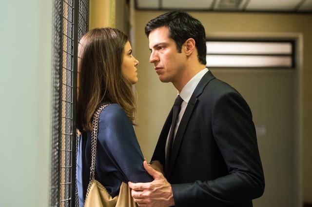 'Pega pega': Luiza (Camila Queiroz)e Eric (Mateus Solano) (Foto: Raquel Cunha/TV Glob)