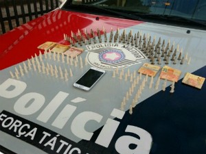 Jovem com 200 pinos de cocaína em Lorena (Foto: Divulgação/Polícia Militar)
