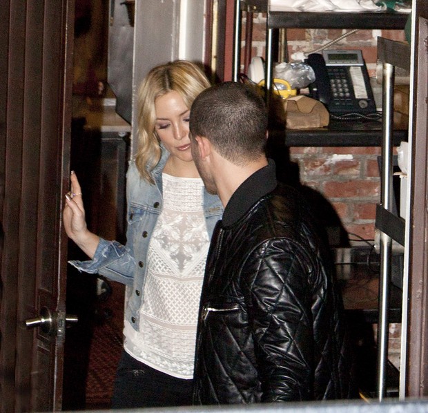 Kate Hudson e Nick Jonas deixam restaurante em Los Angeles, nos Estados Unidos (Foto: Grosby Group/ Agência)