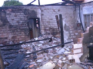 Casa ficou bastante destruída (Foto: Reprodução/TV Tapajós) Casa ficou bastante destruída (Foto: Reprodução/TV Tapajós)