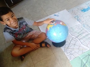 Menino é apaixonado por Geografia e atribui carinho à cartografia (Foto: Patrícia Carvalho/Arquivo Pessoal)