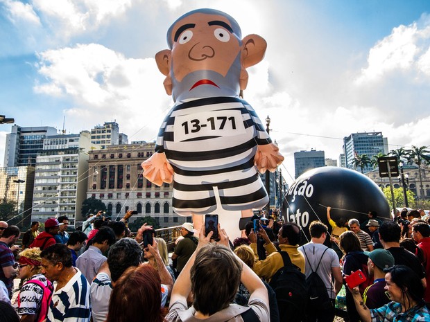 Boneco inflável que remete à imagem de Lula é colocado em frente à Prefeitura de São Paulo, na região central de São Paulo (Foto: Dario Oliveira/Código 19/Estadão Conteúdo)