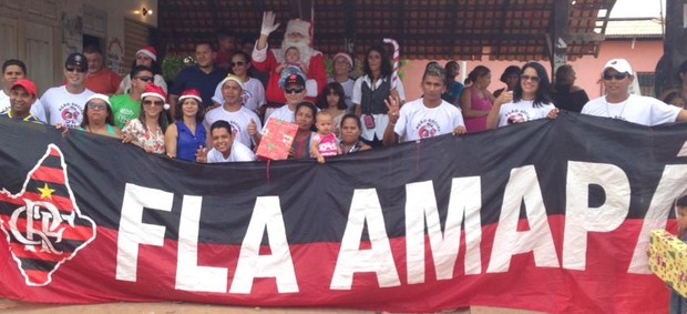 Torcida do Flamengo no AP entrega donativos da campanha 'Fla Natal' (Foto: Divulgação/Fla-Amapá)