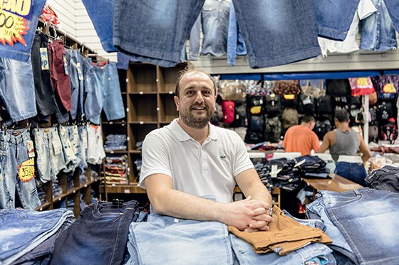 Descendente de libaneses, George Melhem, de 46 anos, aluga lojas de roupas na Rua Monsenhor de Andrade. “Cresceu a presença chinesa”, ele diz (Foto: Gui Christ)
