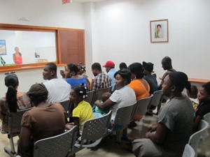 Haitianos fazem fila na frente da embaixada em Porto Príncipe em busca do visto (Foto: Tahiane Stochero/G1)