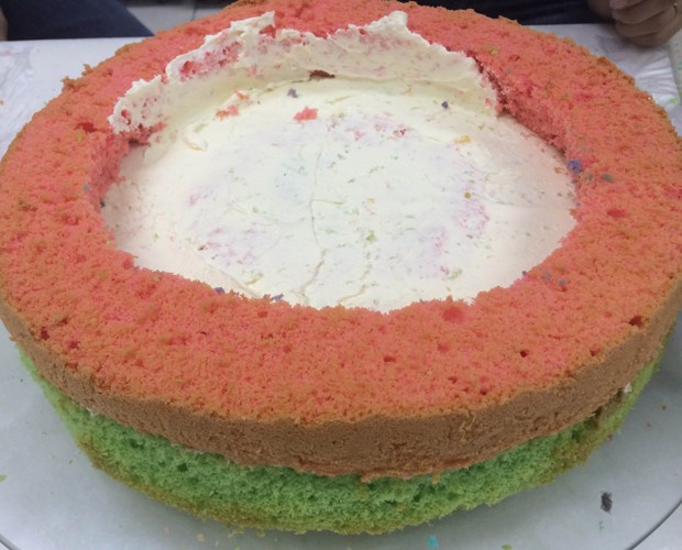 O creme é colocado entre uma camada e outra para garantir que o bolo fique firme (Foto: Gshow)