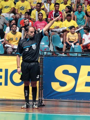 Jean Michel Bonnaud é árbitro internacional (Foto: Zerosa Filho / CBFS)
