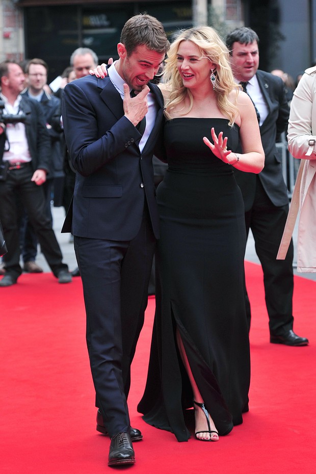 Kate Winslet e Theo James na première de Divergente, em Londres (Foto: AFP)