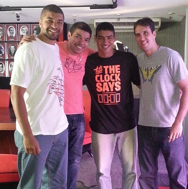 Olivinha, Shilton e Marcelinho posam ao lado do cantor Tunico da Vila (Foto: Reprodução / Instagram)