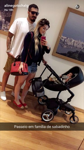 Aline Gotschalg mostra o marido, Fernando Medeiros, e o filho, Lucca, em vídeo no Snapchat (Foto: Reprodução/Snapchat)