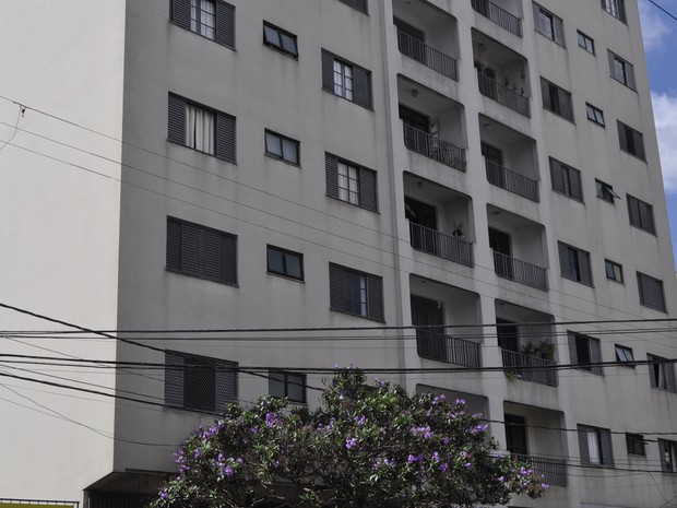 Prédio teve dois apartamentos arrombados em Poços de Caldas (Foto: Lúcia Ribeiro/G1) Prédio teve dois apartamentos arrombados em Poços de Caldas (Foto: Lúcia Ribeiro/G1)