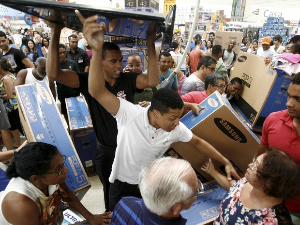 Consumidores lotam as lojas do Shopping Salvador, na capital baiana, nesta sexta-feira (28) de descontos da Black Friday. (Foto: Raul Spinassé/Agência O Dia/Estadão Conteúdo)