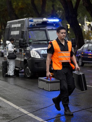 Policiais investigam a morte de Nisman  (Foto: Rodrigo Abd/AP)