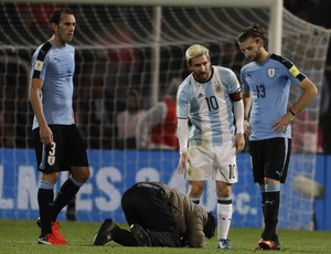 Messi torcedor Argentina Uruguai (Foto: AP) Messi torcedor Argentina Uruguai (Foto: AP)
