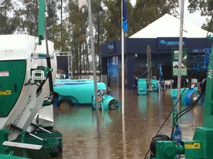 Chuva causou alagamentos na Expointer, em Esteio (Foto: Luiza Carneiro/G1)