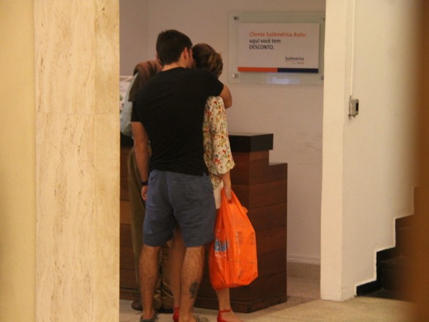 Milena Toscano com o namorado, João Paulo Rio Branco, em shopping no Rio (Foto: Daniel Delmiro/ Ag. News)