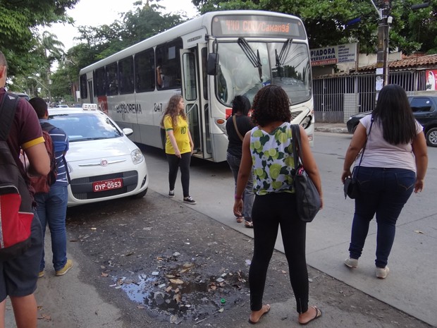 Trechos da Avenida Acadêmico Hélio Ramos continuam alagando, apesar de intervenções na área (Foto: Penélope Araújo/G1)