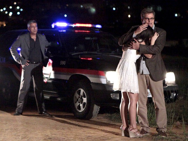 Felipe aparece com a polícia e salva Carolina das garras de Zenon (Foto: Guerra dos Sexos / TV Globo)