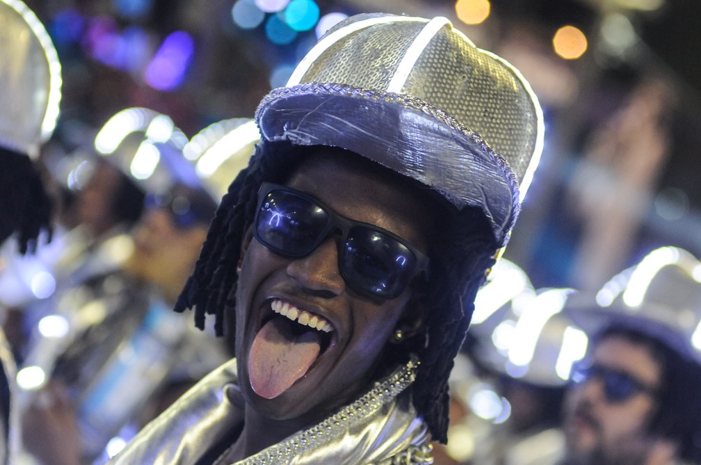 Membro da bateria se diverte durante desfile da Unidos de Vila Isabel (Foto: Alexandre Durão / G1)