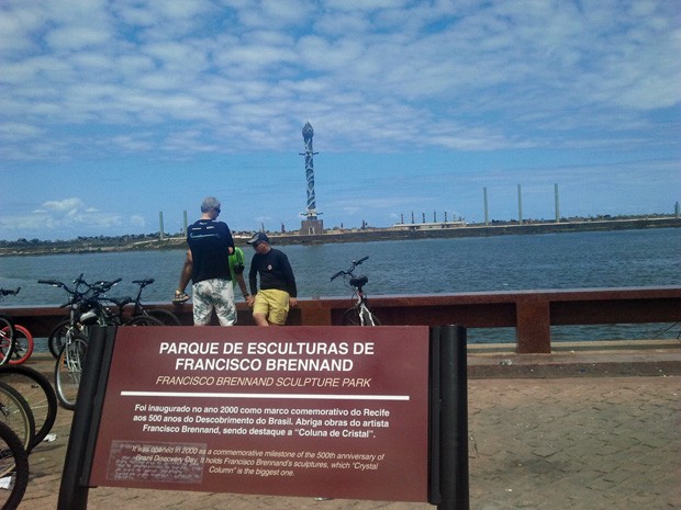 Placa do Parque de Esculturas Francisco Brennand traz informações em português, inglês e braile. (Foto: Katherine Coutinho/G1)