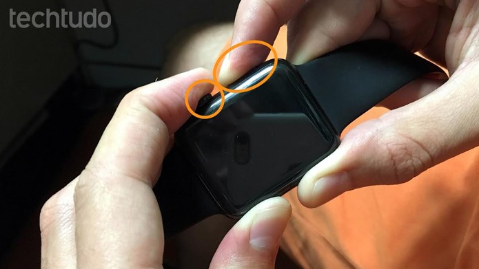 Pressione ao mesmo tempo os dois botões laterais do Apple Watch para dar um hard reset (Foto: Raíssa Delphim/TechTudo)
