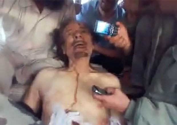 Cena do filme que mostra suposto corpo de Kadhafi, morto em 2011 (Foto: Reprodução/Youtube)