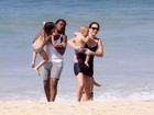 Cláudia Abreu leva os filhos para aproveitar o sol em praia carioca
