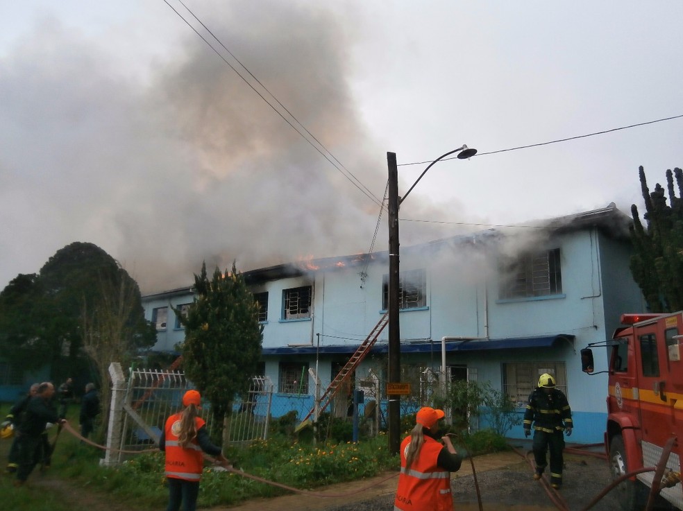 Bombeiros fazem controle das chamas em asilo em Vacaria (Foto: Rádio Fátima/Divulgação)
