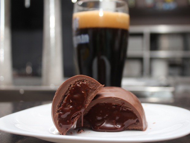 Ovo de chocolate com cerveja é opção para a Páscoa (Foto: Geraldo Jr. / G1)
