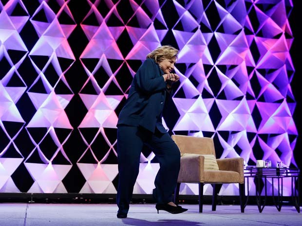 Hillary Clinton escapa de sapato atirado da plateia de hotel em Las Vegas (Foto: Isaac Brekken/Getty Images/AFP)