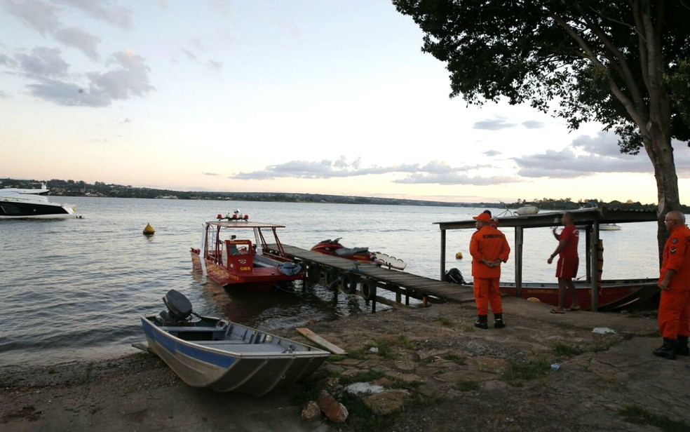 Bombeiros fazem busca de corpo de bebê no Lago Paranoá, em Brasília (Foto: Corpo de Bombeiros/Divulgação)