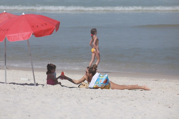 Grazi Massafera na praia com a filha Sofia (Foto: Dilson Silva/ AG. News) Grazi Massafera na praia com a filha Sofia (Foto: Dilson Silva/ AG. News)