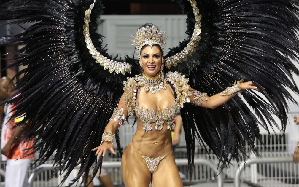 Helena Soares, rainha de bateria da Independente Tricolor (Foto: Ardilhes Moreira/G1)