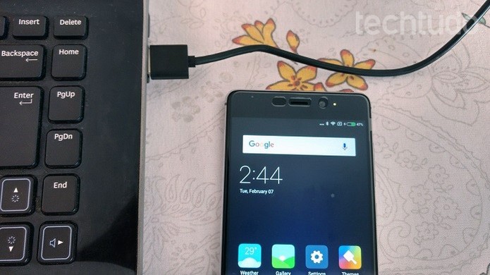 Conecte o Redmi 4 Pro ao computador pela porta USB (Foto: Felipe Alencar/TechTudo) Conecte o Redmi 4 Pro ao computador pela porta USB (Foto: Felipe Alencar/TechTudo)