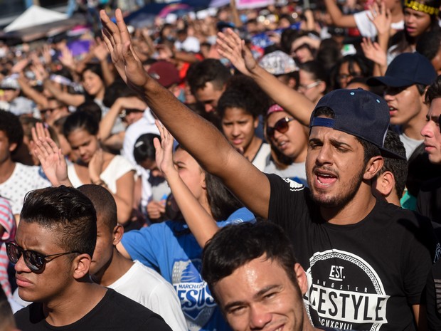 Fiéis se emocionam na Marcha para Jesus em São Paulo (Foto: Flavio Moraes/G1)