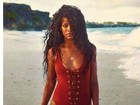 Rihanna publica foto de maiô e cabelos longos em Barbados