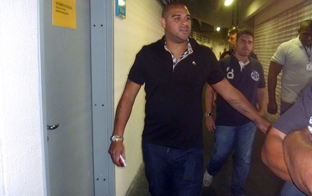 Adriano a caminho do vestiário do Fla (Foto: Fla / Imagem)