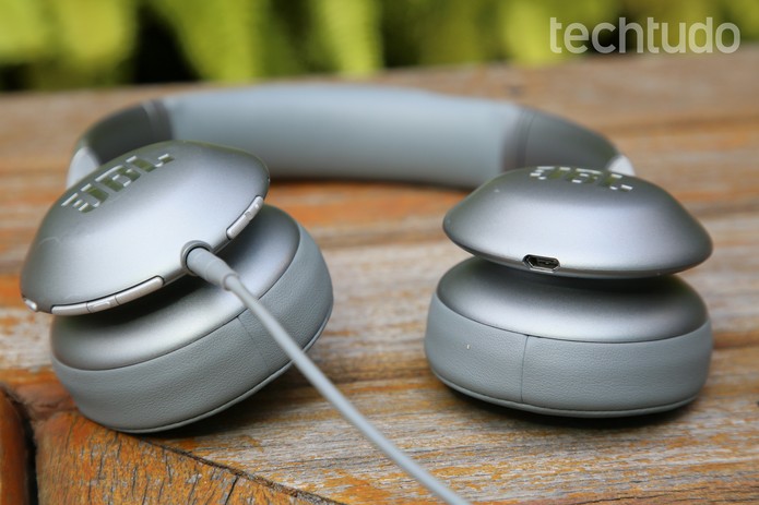 Fone JBL Everest V310 tem botões de controle do áudio, Bluestooth e ShareME (Foto: Luciana Maline/TechTudo) Fone JBL Everest V310 tem botões de controle do áudio, Bluestooth e ShareME (Foto: Luciana Maline/TechTudo)