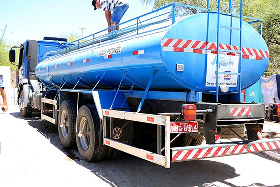 Operação Vertente leva água potável para áreas urbanas das cidades em colapso no abastecimento (Foto: Assecom RN)